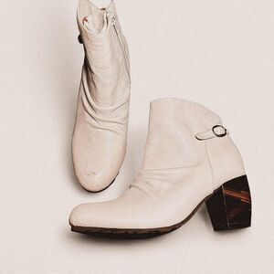 L'amour Des Pieds Pierpont White Comfy  Wooden block heeled boot sz 7